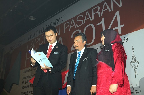 Chua (left) with Tuan Haji Faizan Abdul Rahman (centre), director general of Valuation of JPPH, and Khuzaimah Abdullah, director of NAPIC (Photos by Haris Hassan)