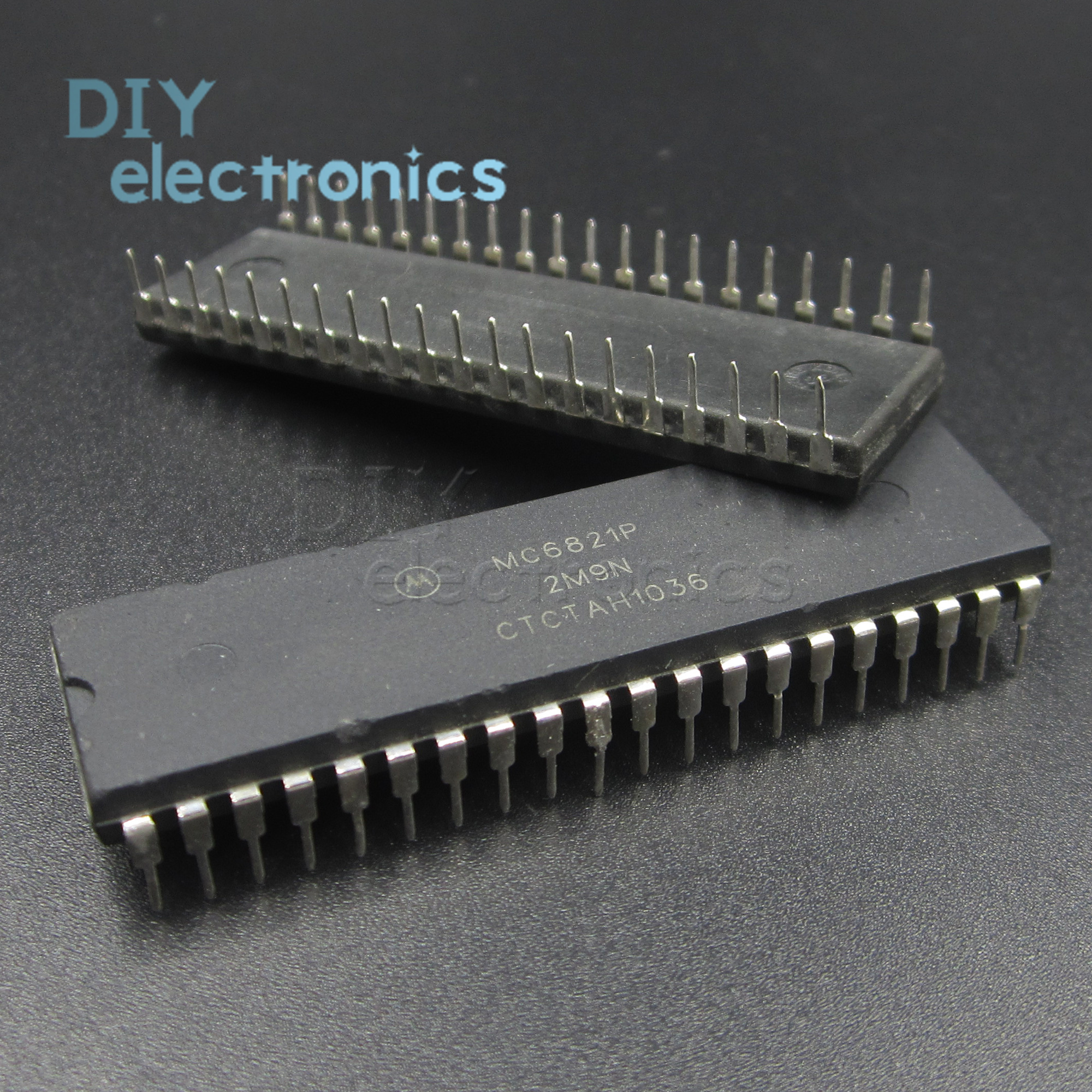 1pcs MC6821P MC6821 Peripheral Interface Adapters DIP-40