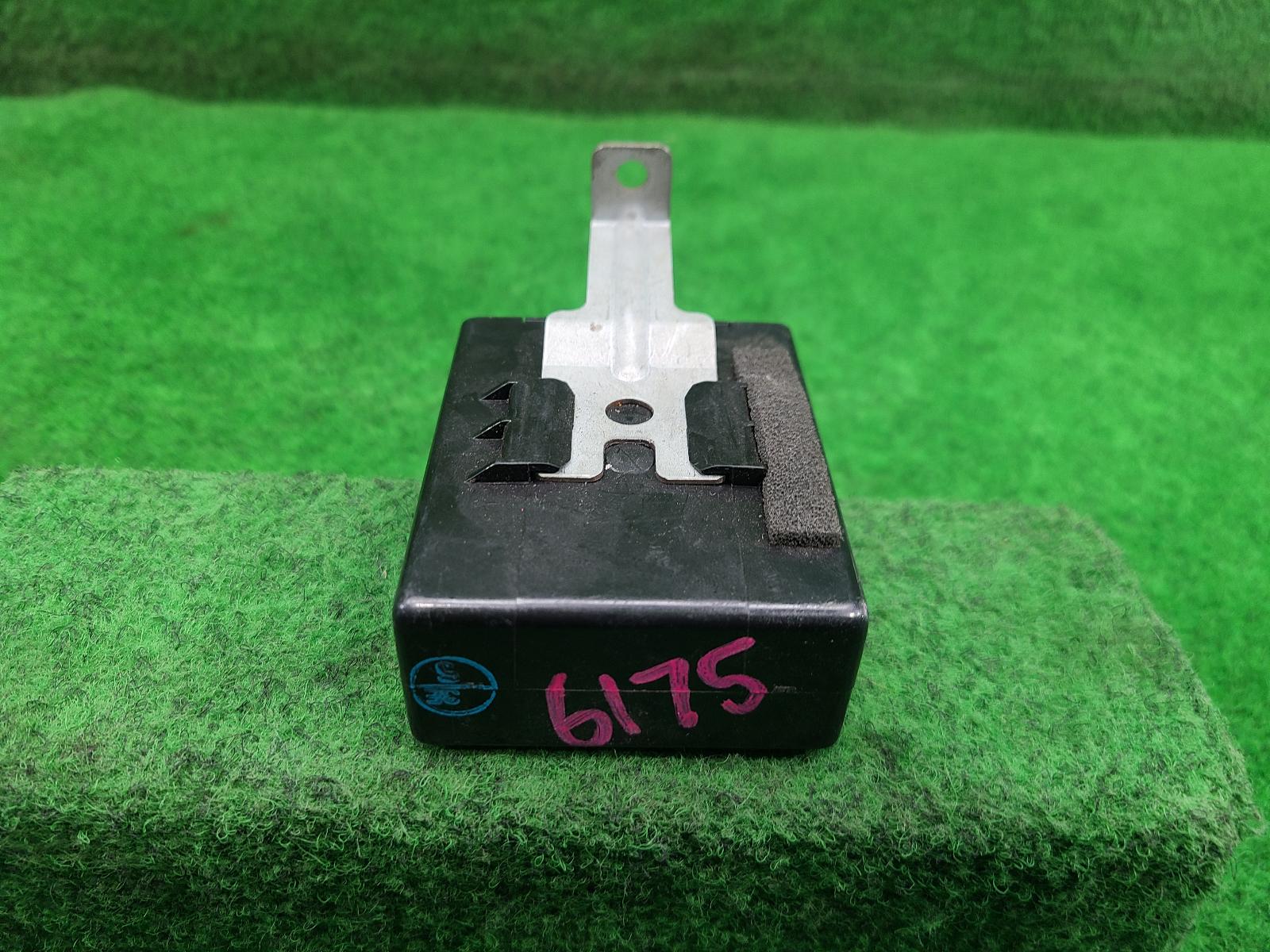 View Auto part Misc Switch/Relay Mitsubishi Pajero 2003