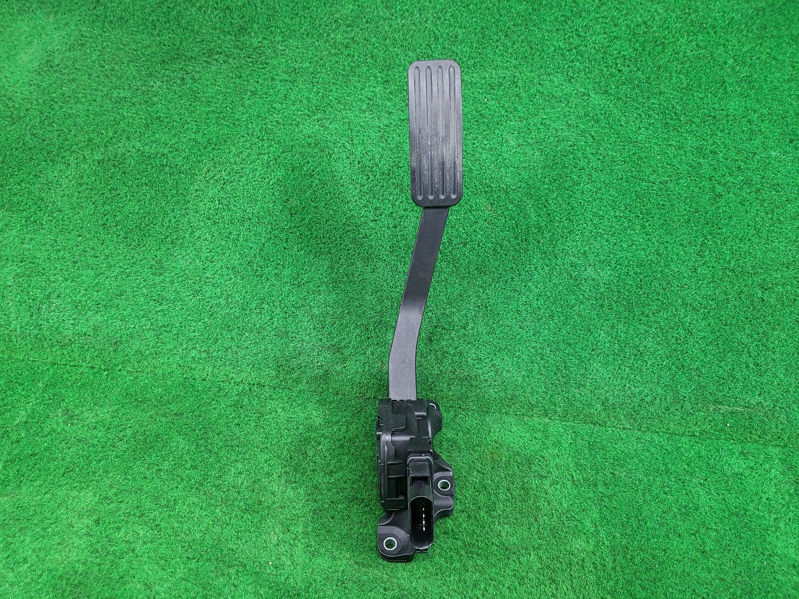 2012 Land Rover Discovery Pedal Assembly View Auto part Pedal Assembly Land Rover Discovery 2012