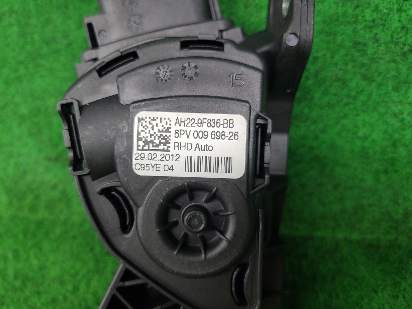 2012 Land Rover Discovery Pedal Assembly View Auto part Pedal Assembly Land Rover Discovery 2012