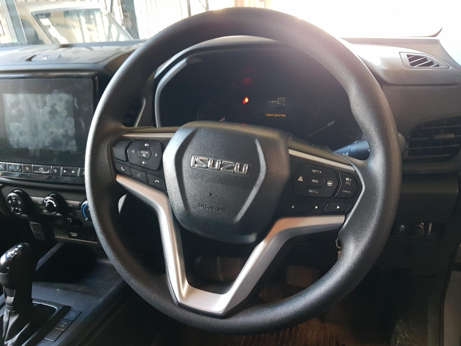 View Auto part Alternator Isuzu Dmax 2021