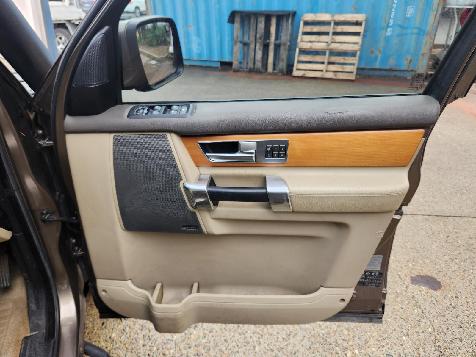 Land Rover Discovery 2010 4 Door Station Wagon View Land Rover Discovery 2010 4 Door Station Wagon