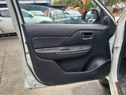 View Mitsubishi Triton 2019  