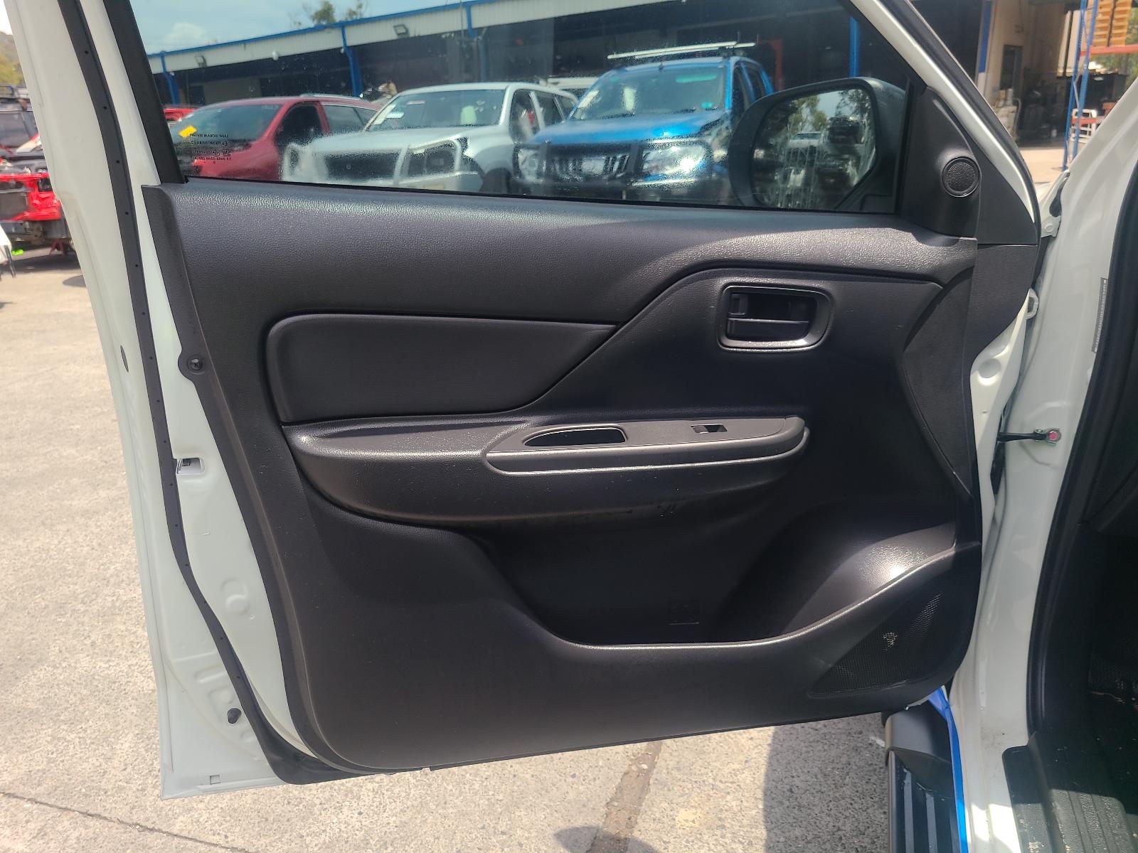 View Auto part Right Indicator/Fog/Side Mitsubishi Triton 2023