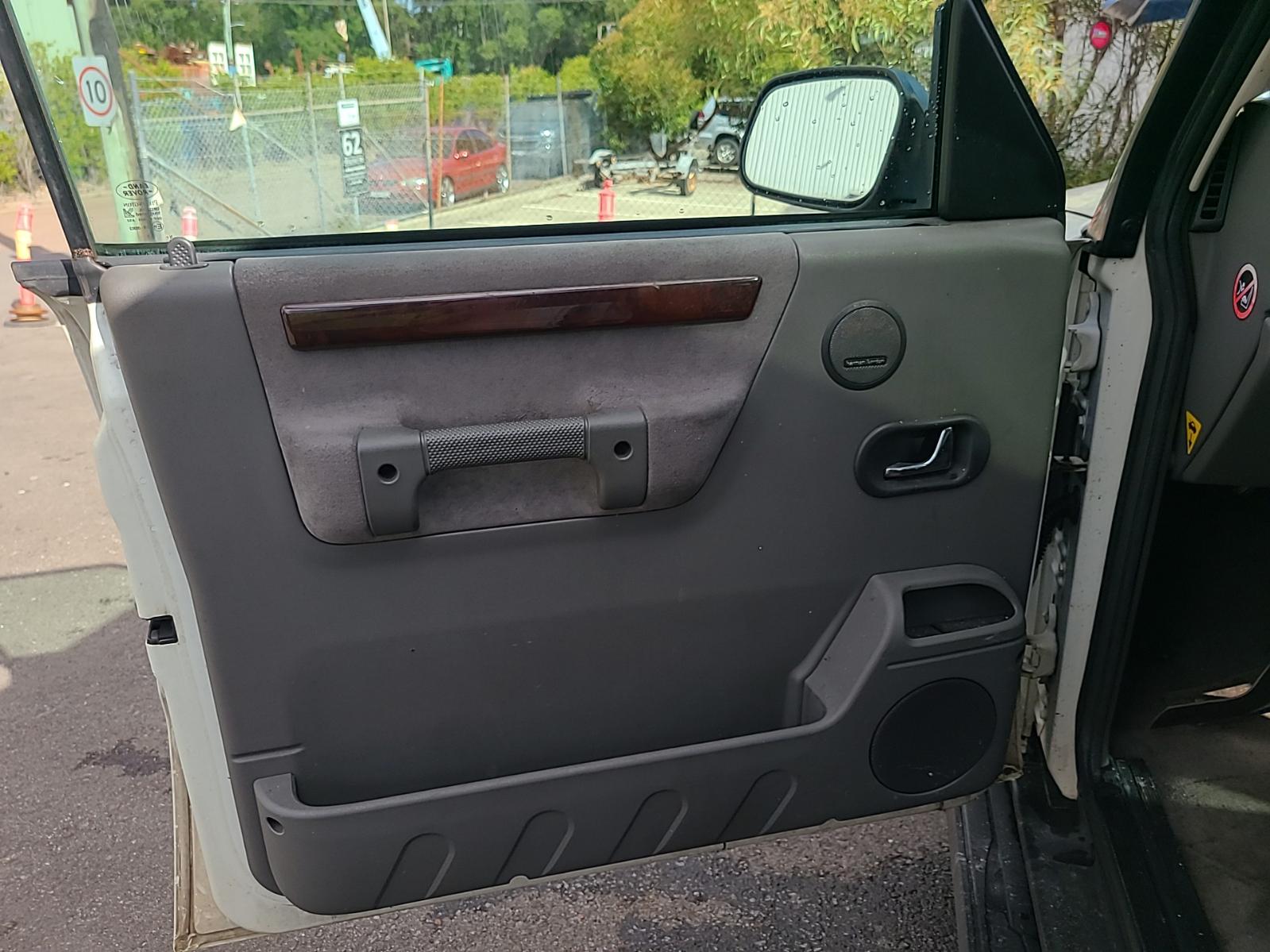 View Land Rover Discovery 2001  