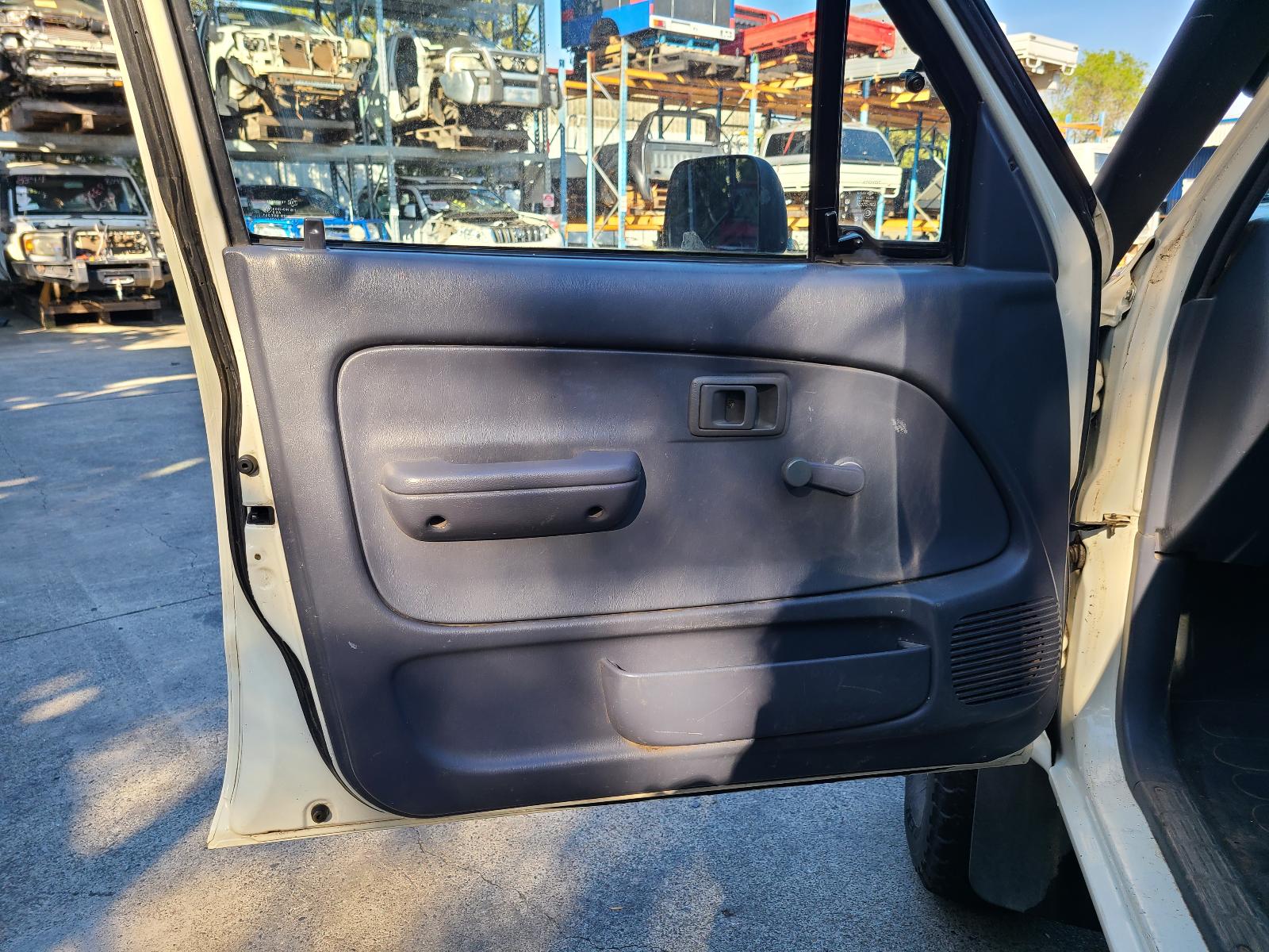 View Auto part Front Seat Toyota Hilux 2003