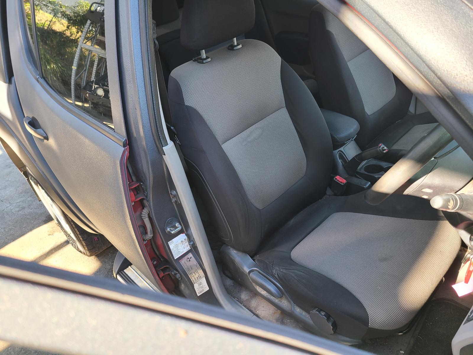 View Mitsubishi Triton 2015  