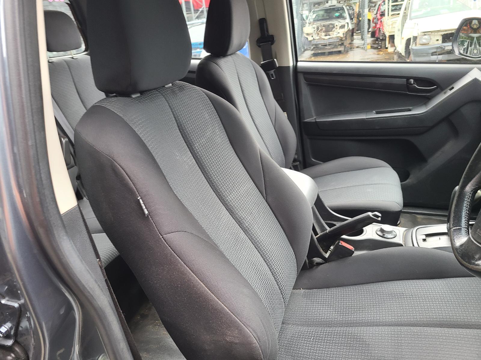 View Isuzu Dmax 2015  