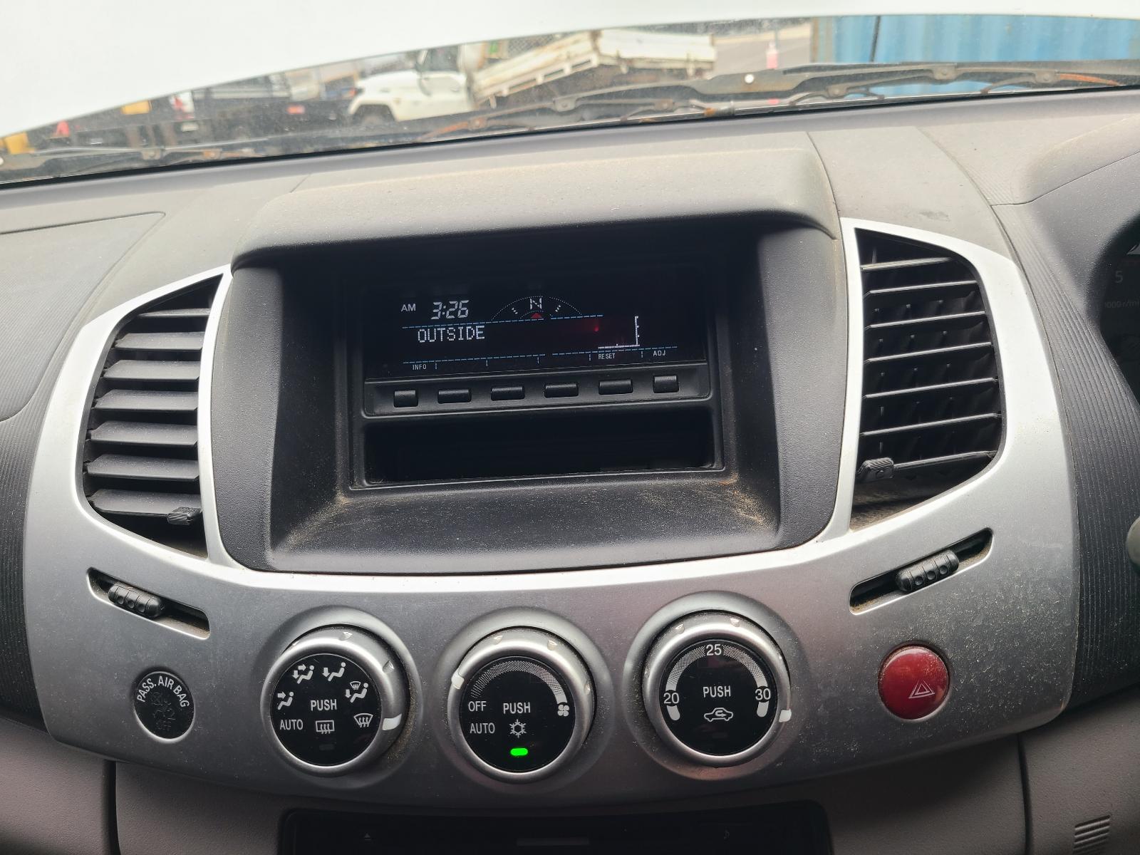 View Mitsubishi Triton 2014  