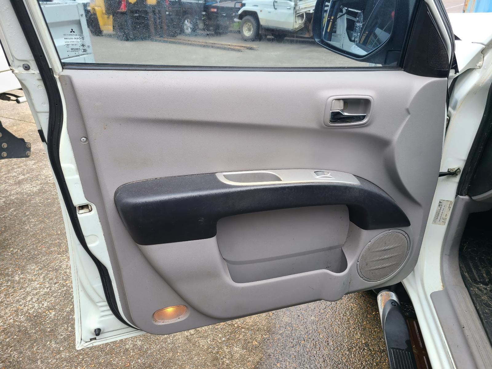 View Mitsubishi Triton 2014  