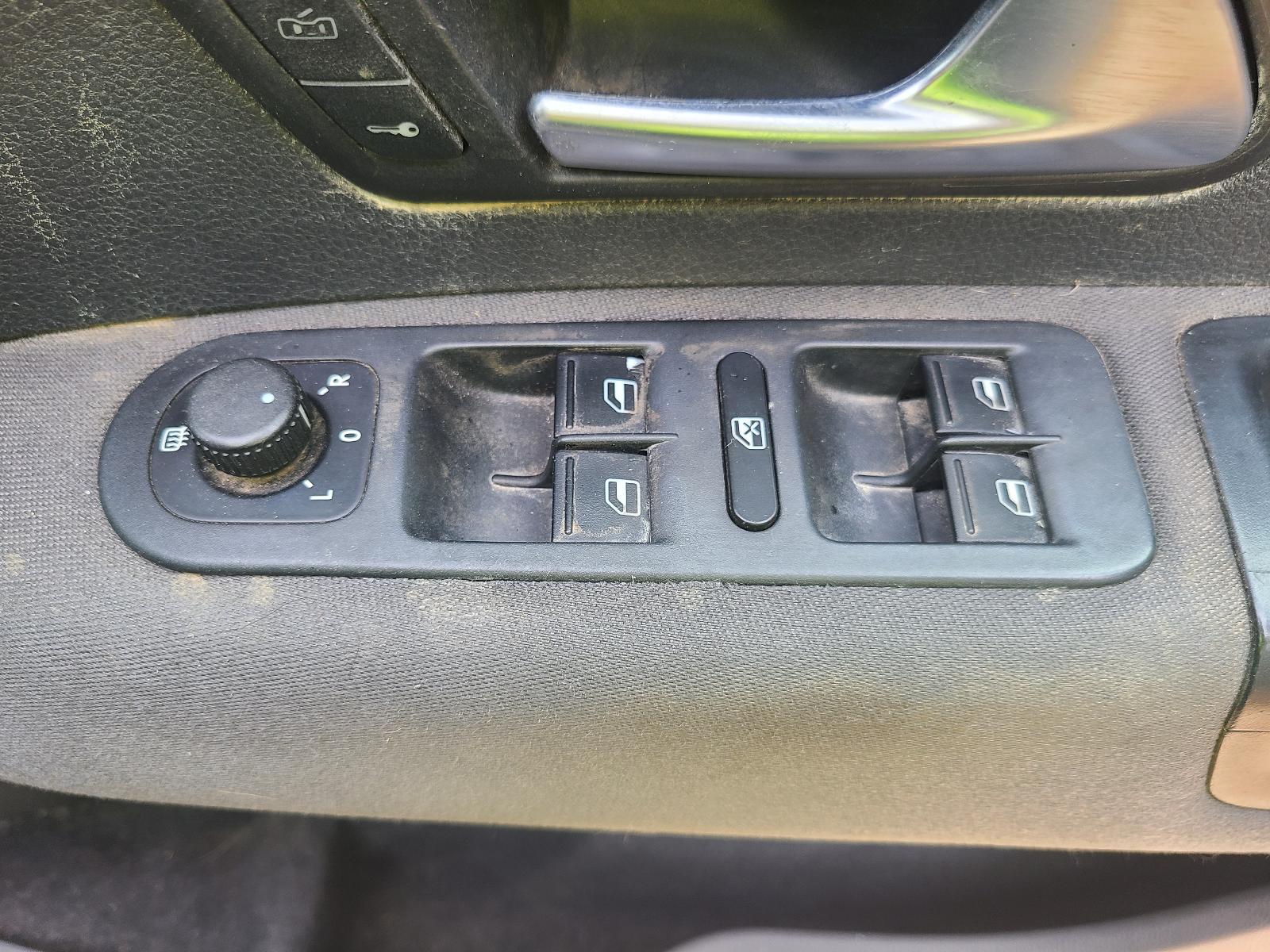View Volkswagen Amarok 2012  
