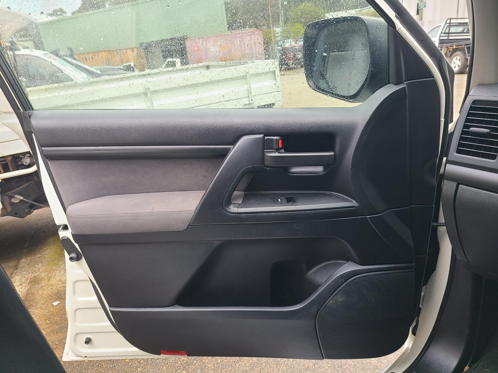 View Toyota Landcruiser 2013 4 Door Station Wagon