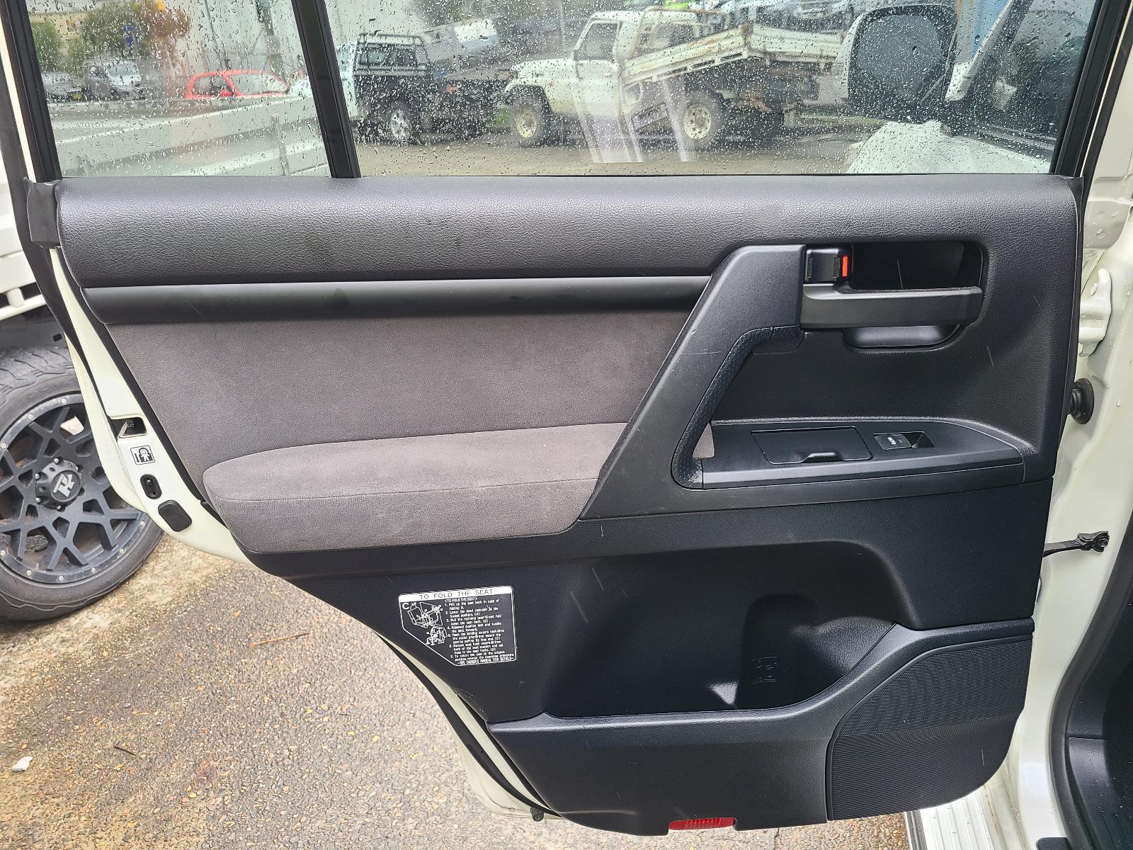View Toyota Landcruiser 2013 4 Door Station Wagon