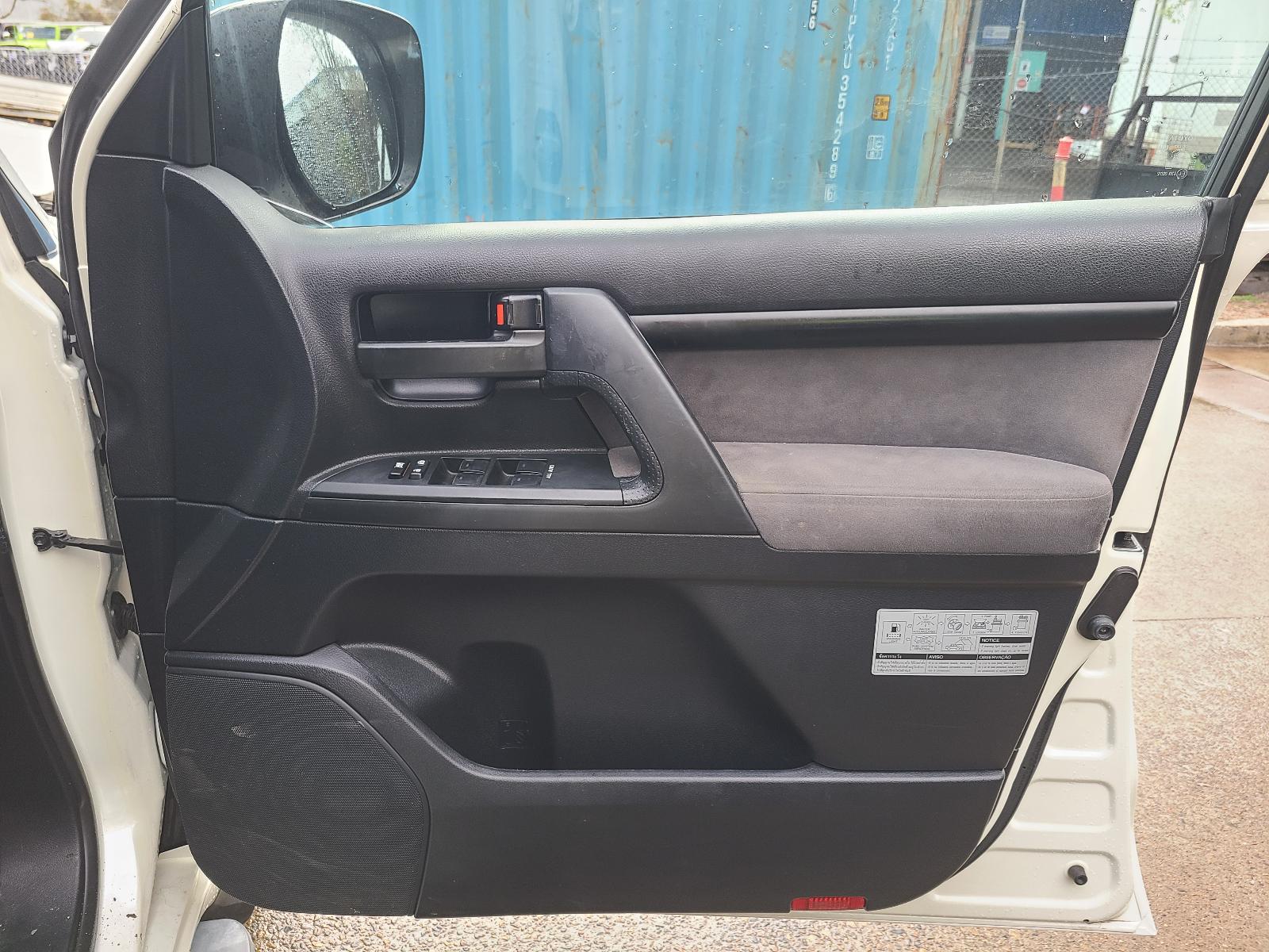 View Toyota Landcruiser 2013 4 Door Station Wagon