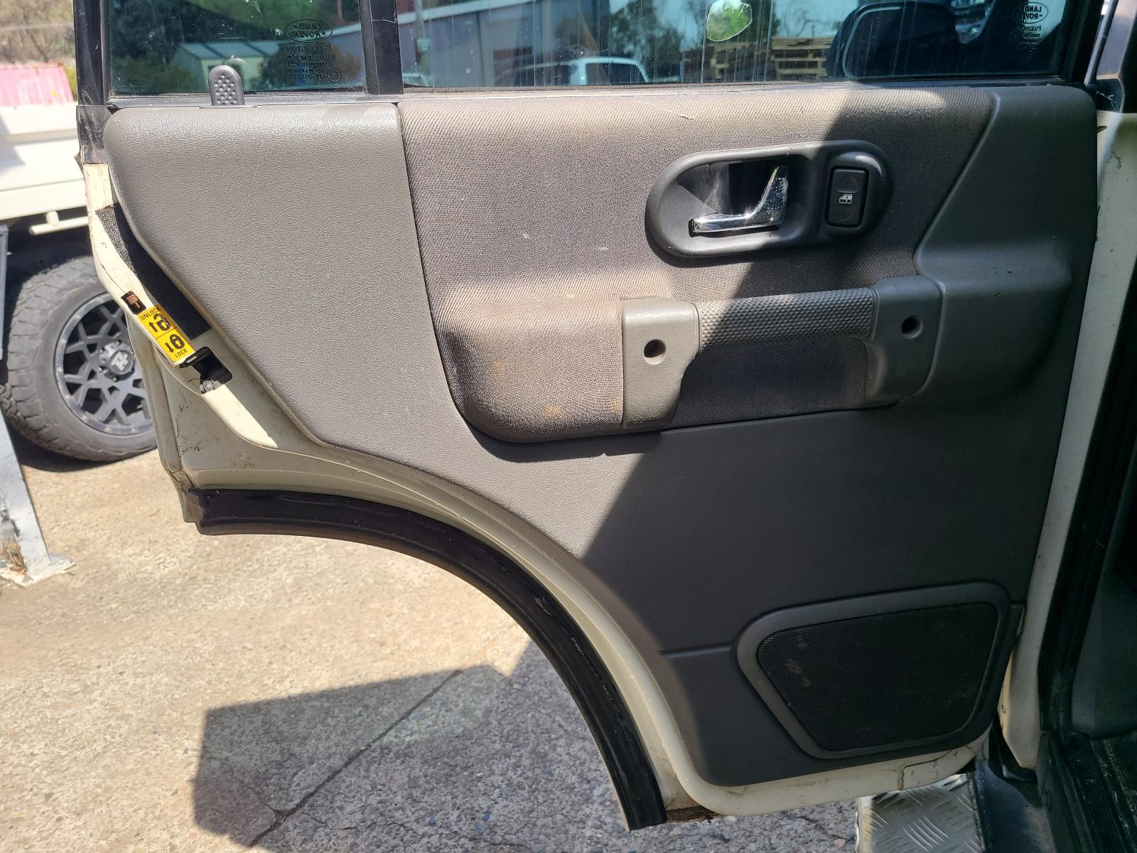 View Land Rover Discovery 2000 4 Door Station Wagon