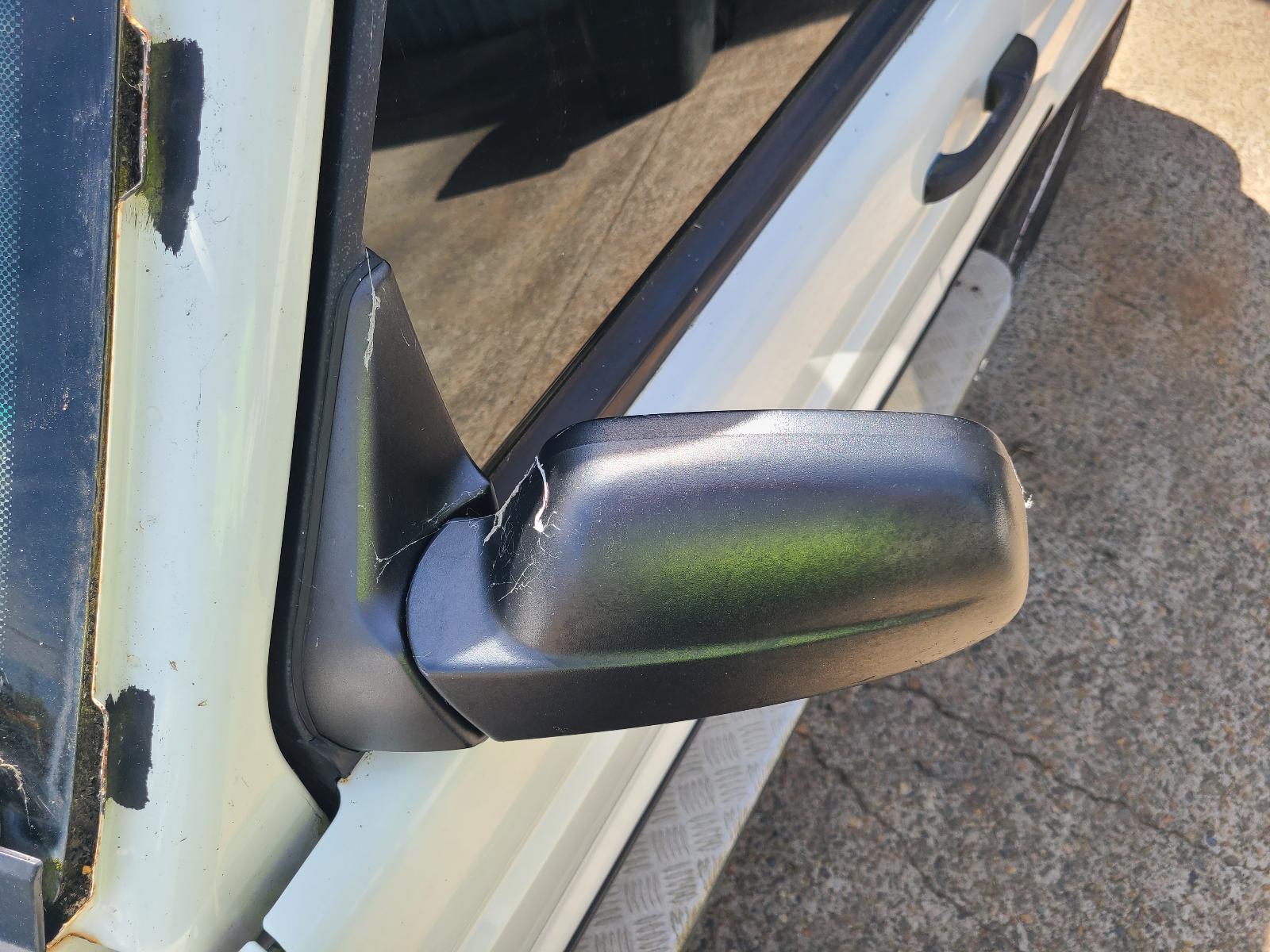 View Land Rover Discovery 2000 4 Door Station Wagon