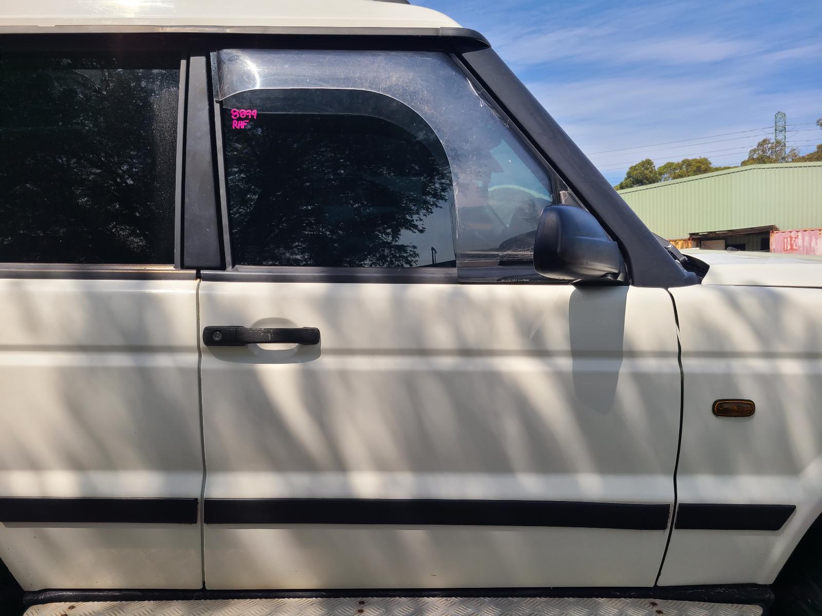 View Land Rover Discovery 2000 4 Door Station Wagon