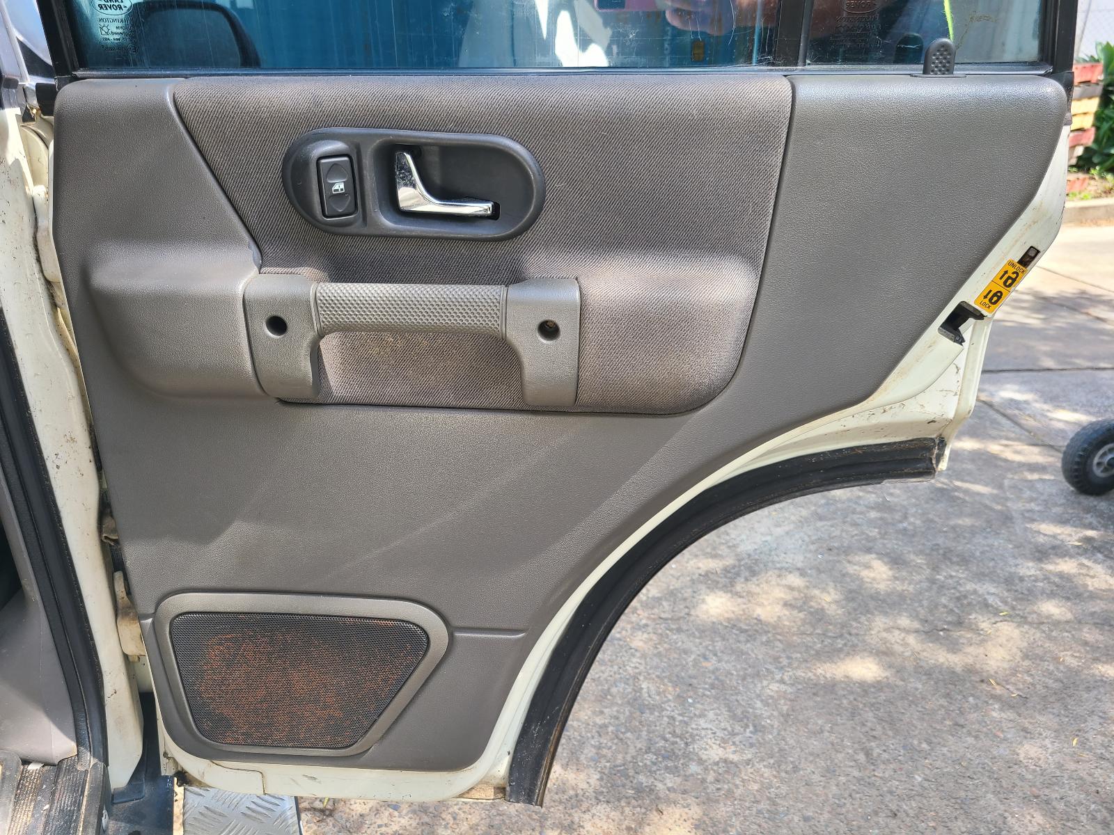 View Land Rover Discovery 2000 4 Door Station Wagon