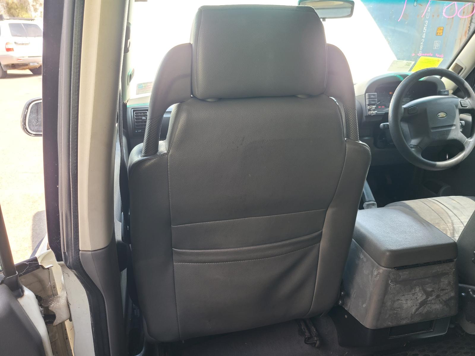 View Land Rover Discovery 2000 4 Door Station Wagon