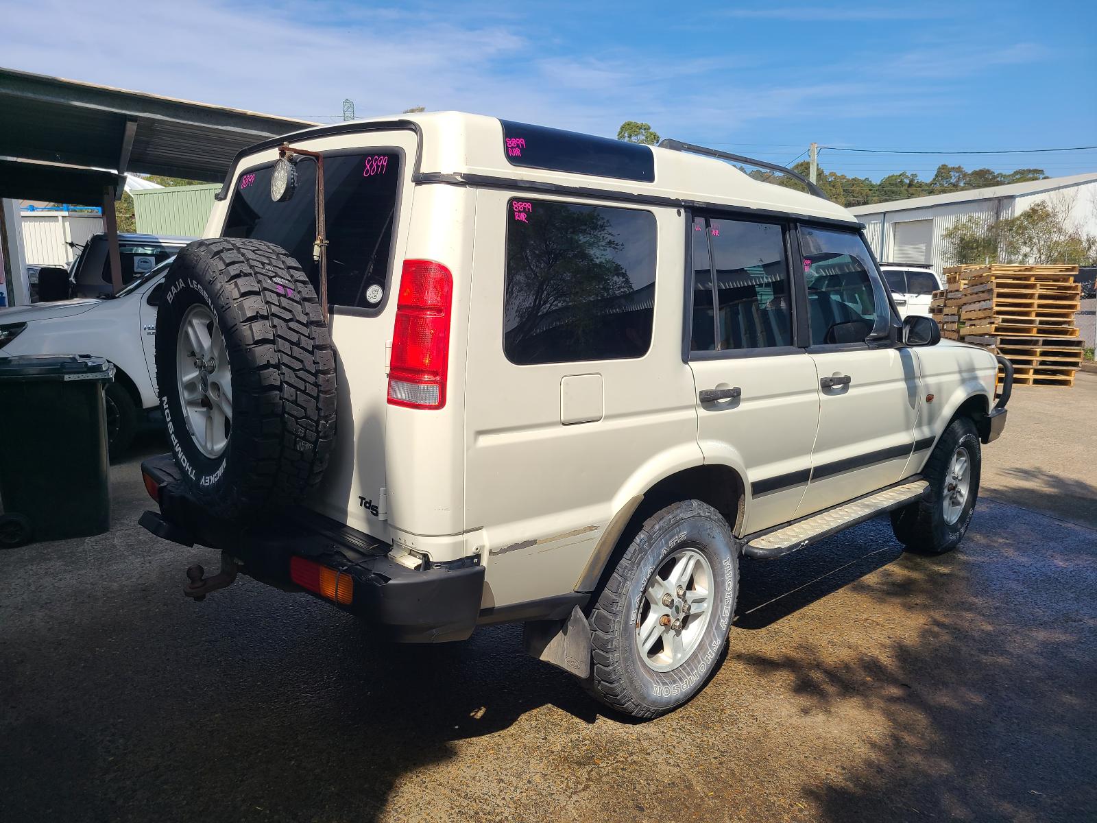 View Land Rover Discovery 2000 4 Door Station Wagon