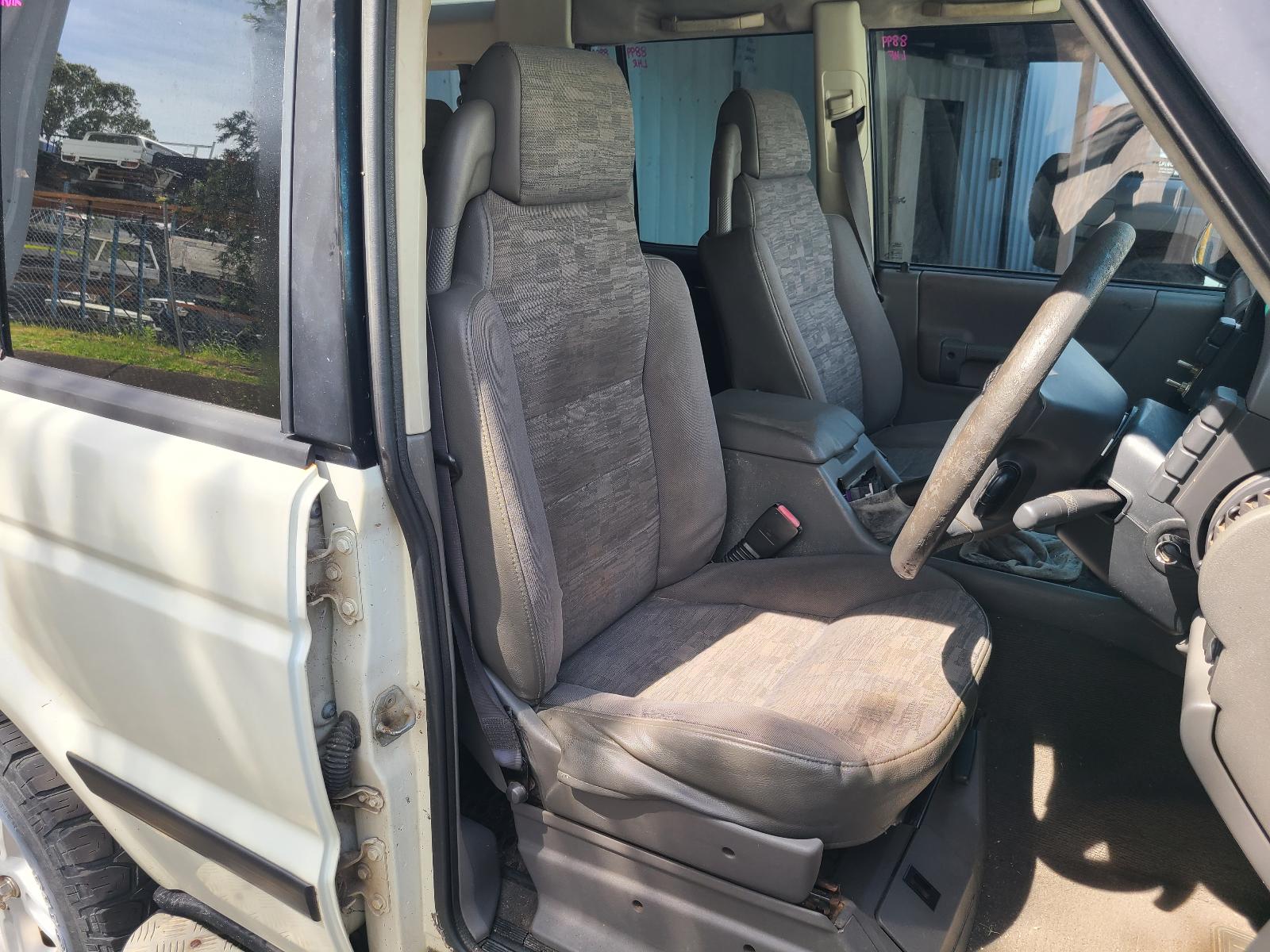 View Land Rover Discovery 2000 4 Door Station Wagon