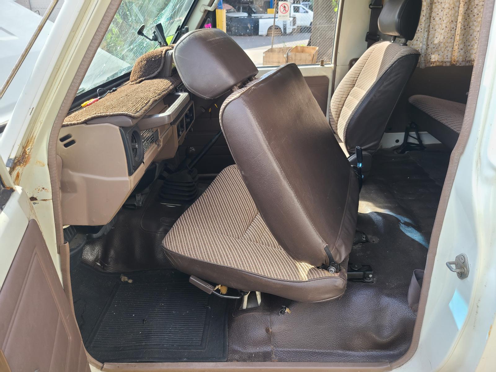 View Toyota Landcruiser 1990 2 Door Station Wagon