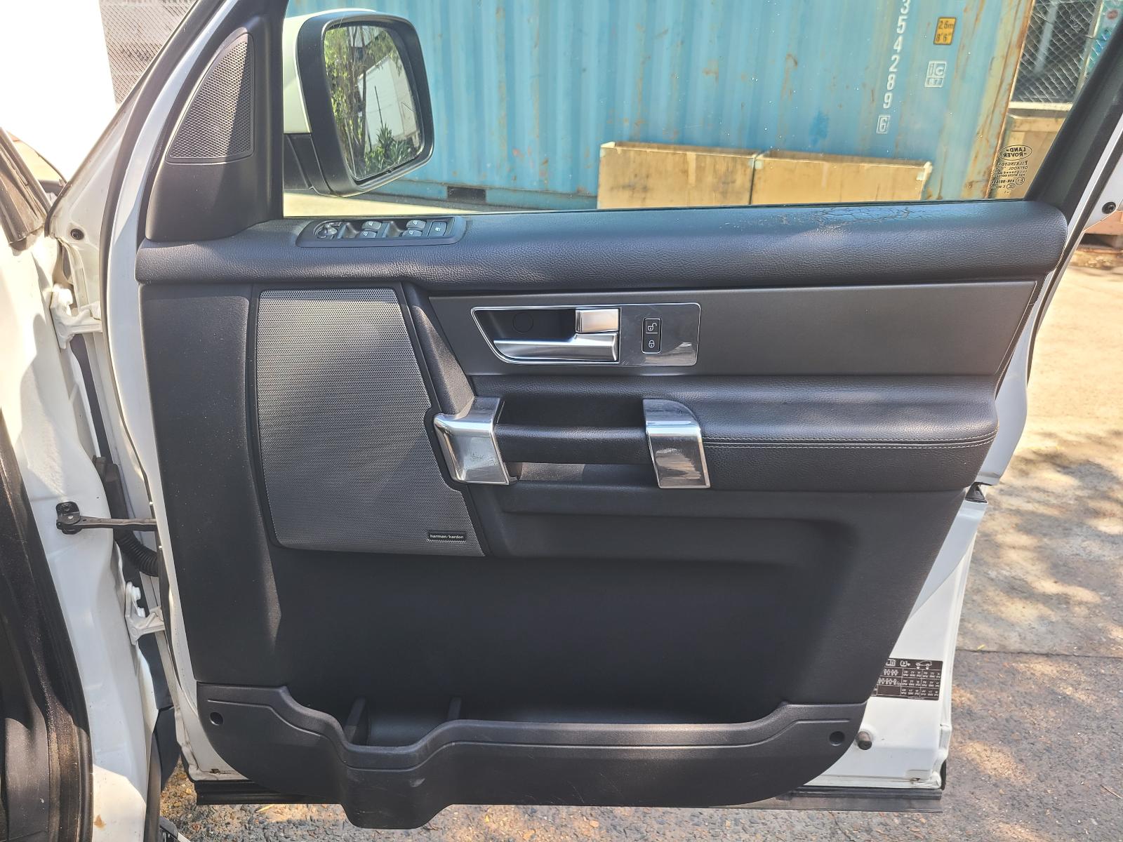 View Land Rover Discovery 2011 4 Door Station Wagon