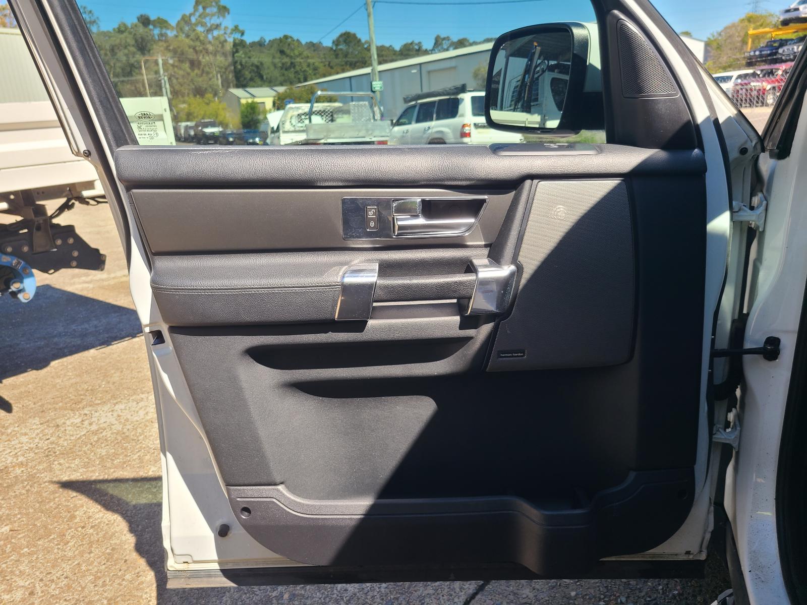 View Land Rover Discovery 2011 4 Door Station Wagon
