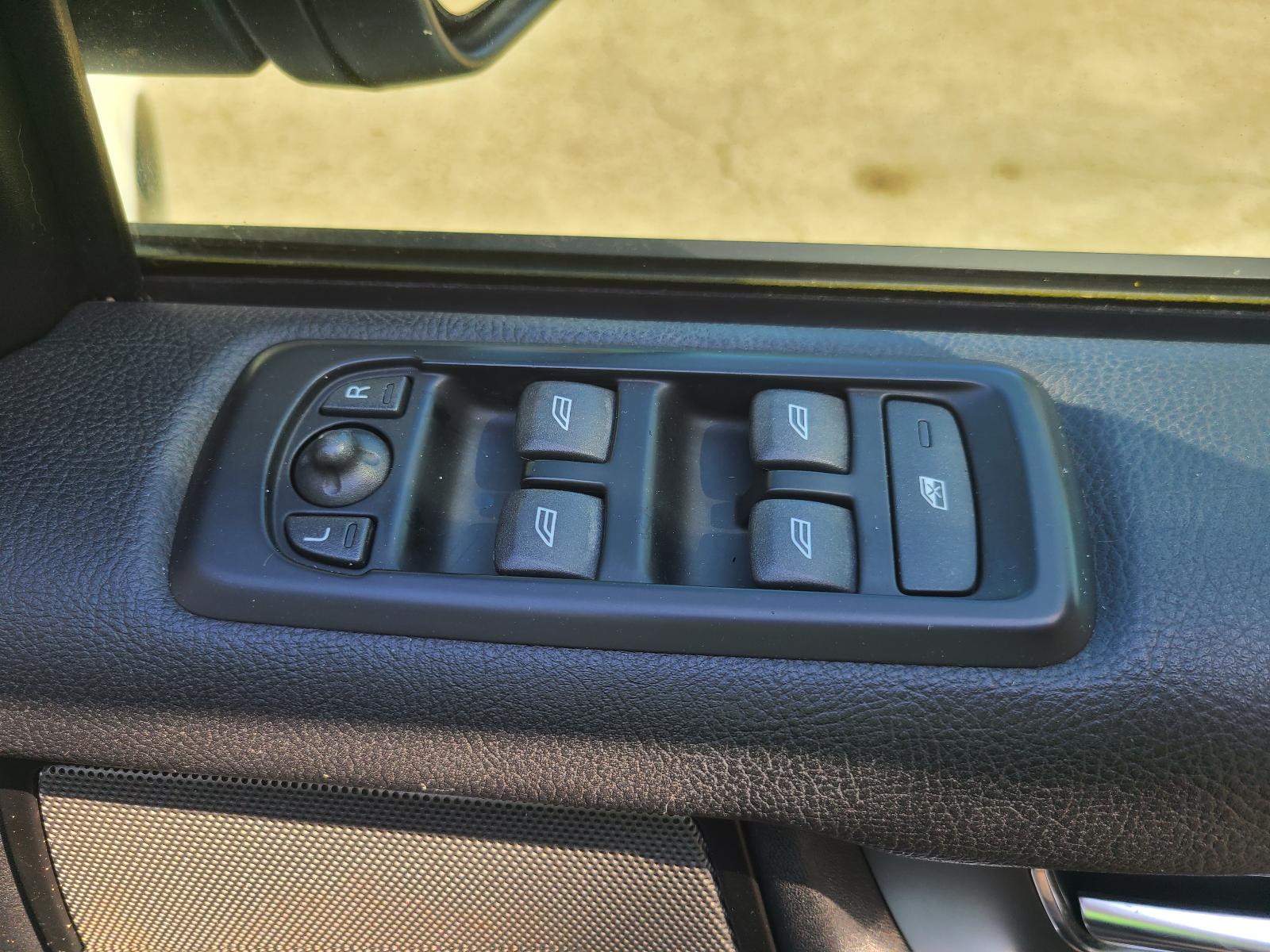 View Land Rover Discovery 2011 4 Door Station Wagon