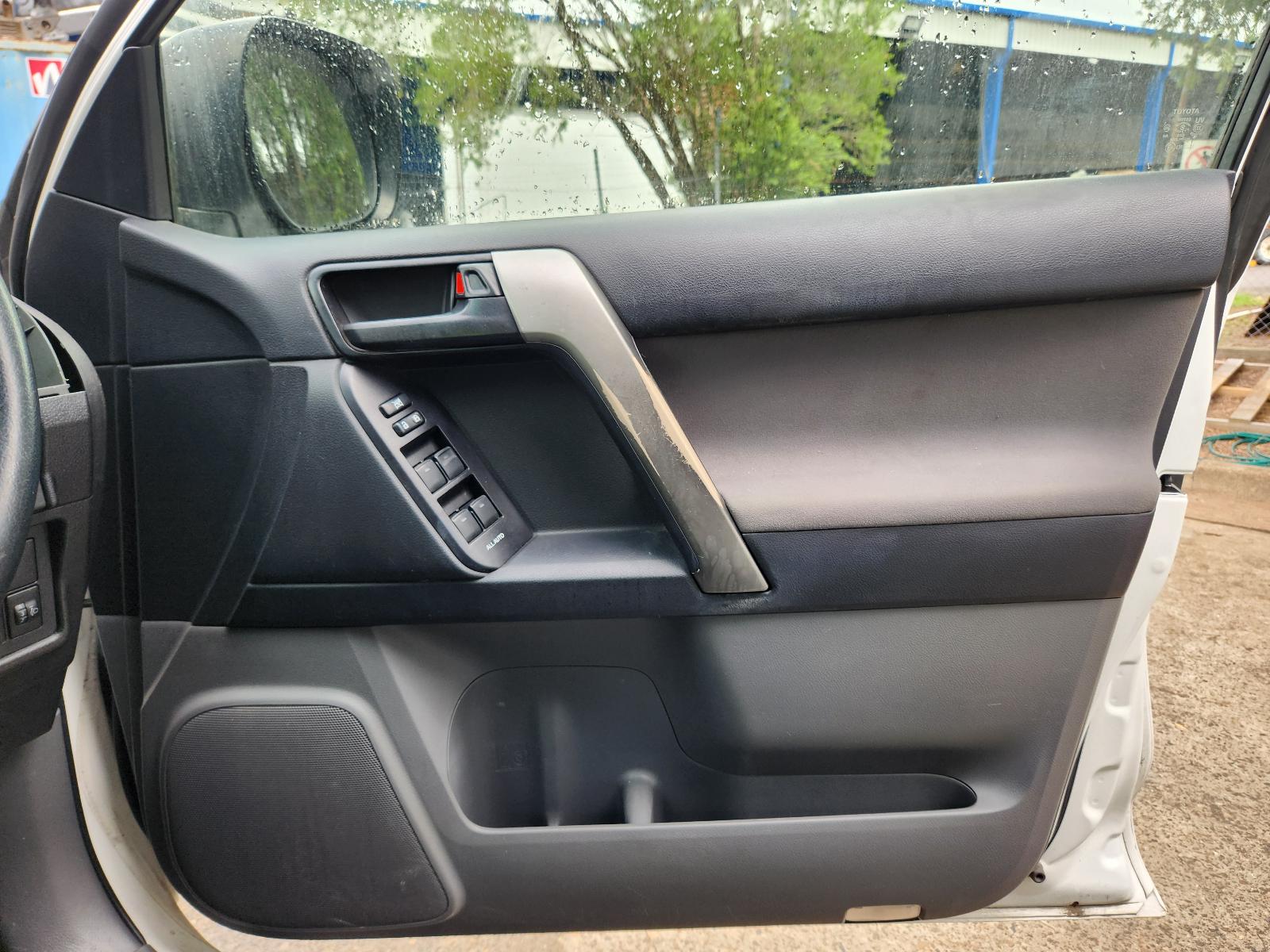 View Toyota Prado 2012  