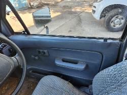 View Toyota Hilux 2001 2 Door Pickup
