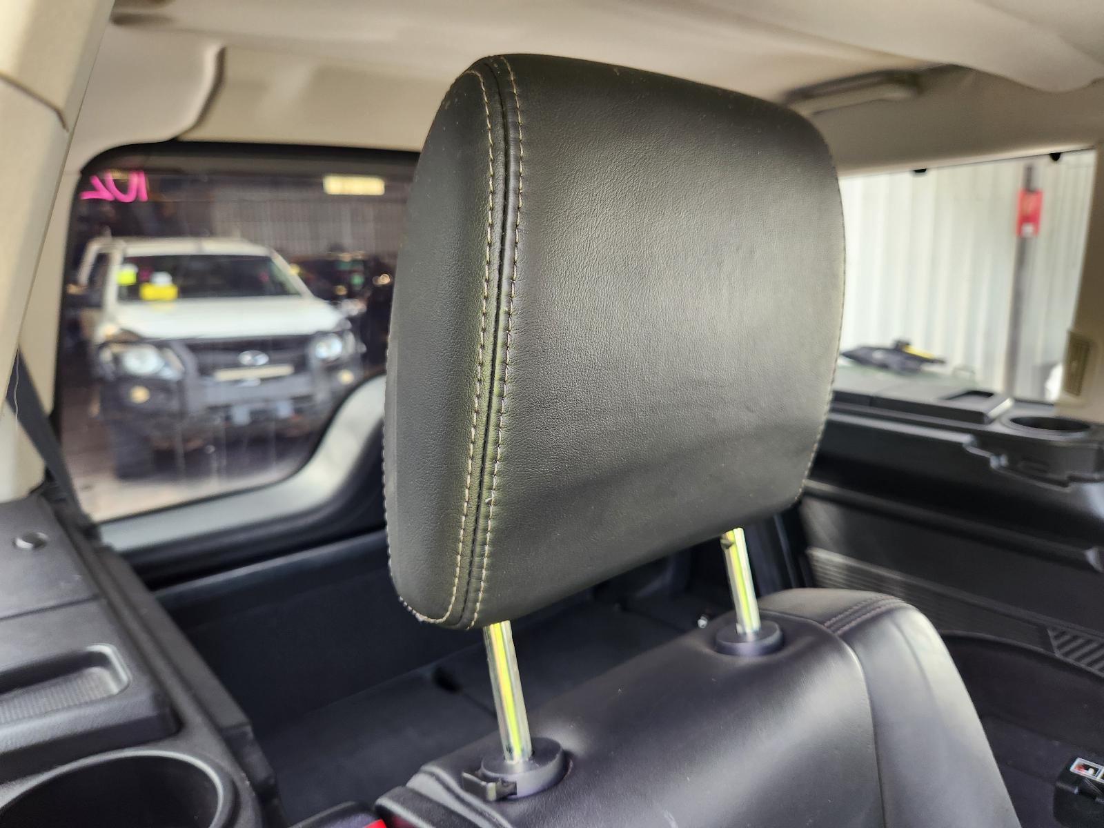 View Land Rover Discovery 2012  