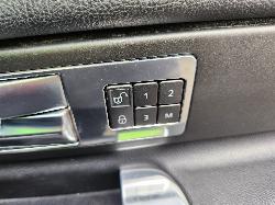 View Land Rover Discovery 2012  