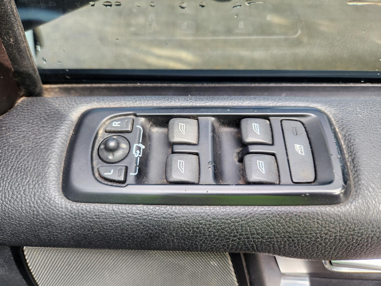 View Land Rover Discovery 2012  