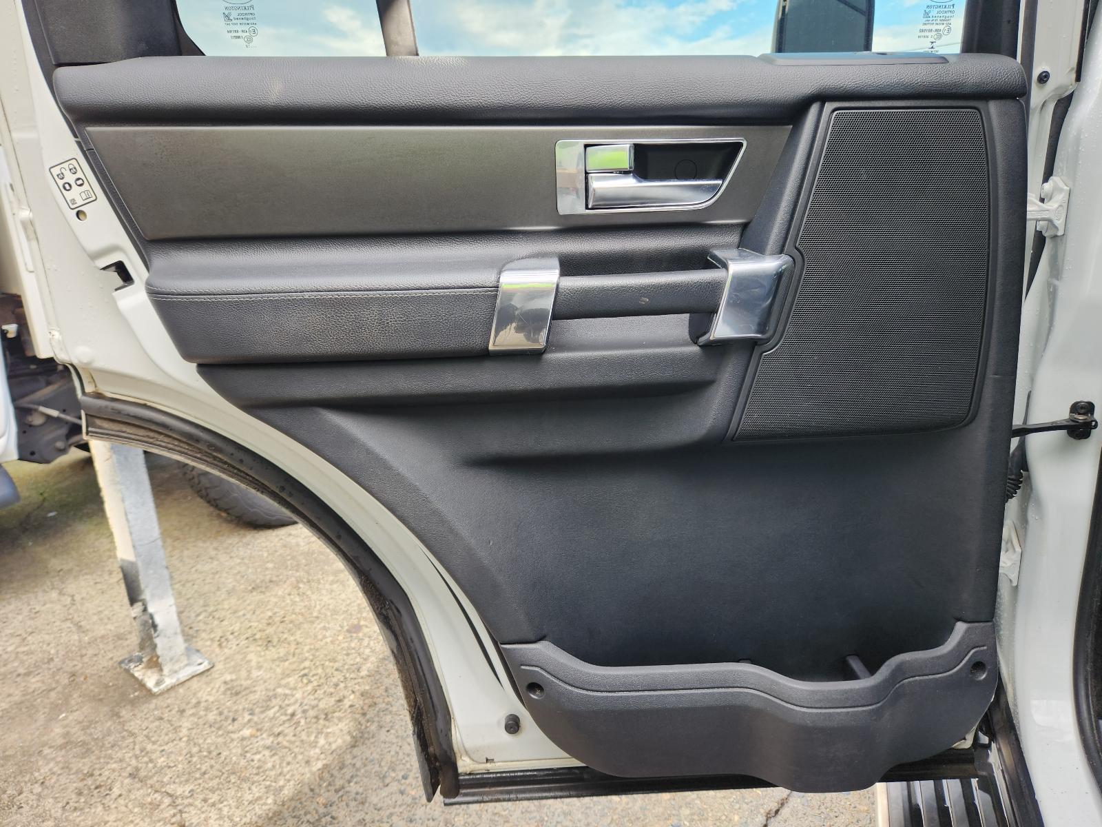 View Land Rover Discovery 2012  