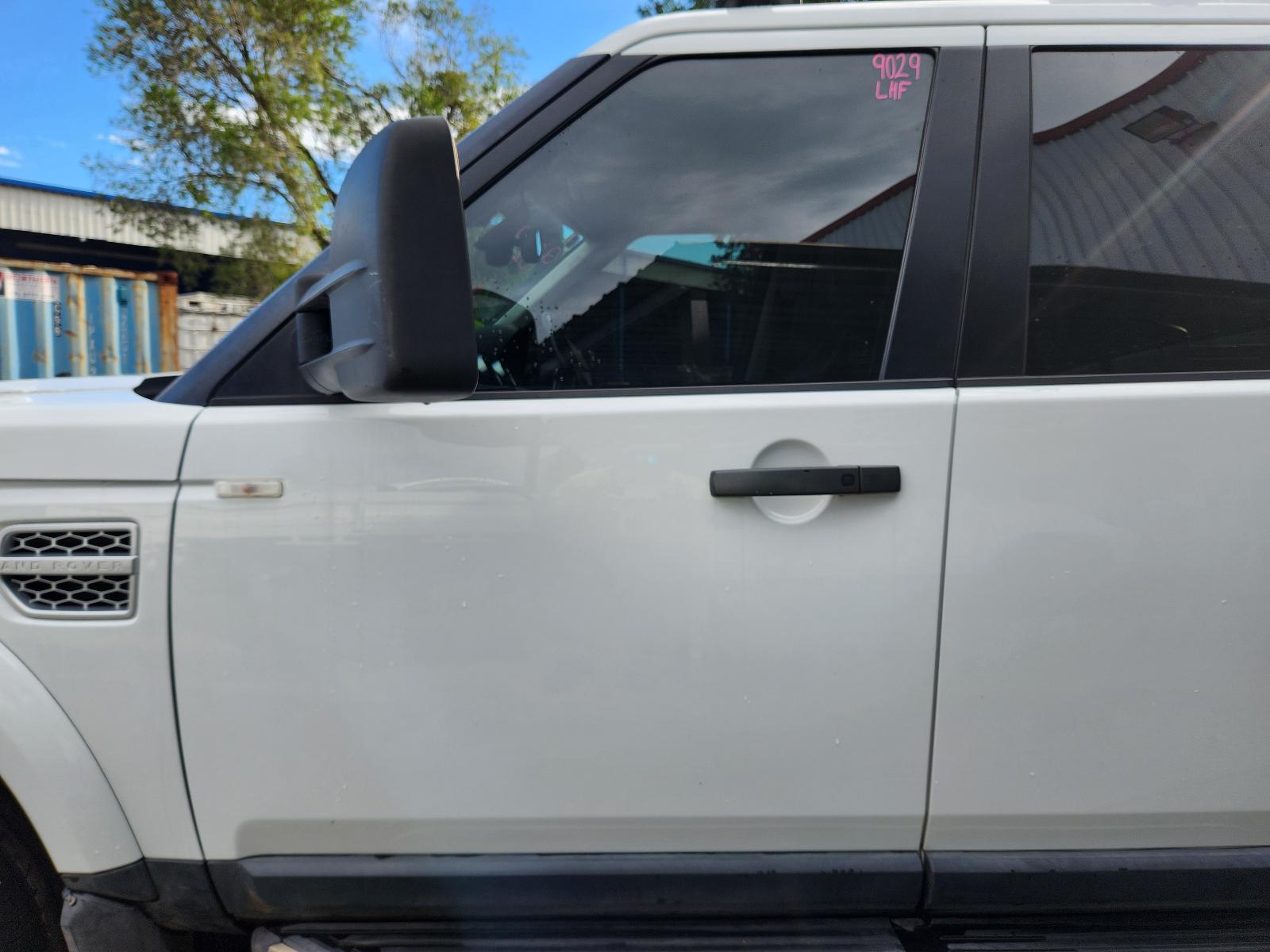 View Land Rover Discovery 2012  