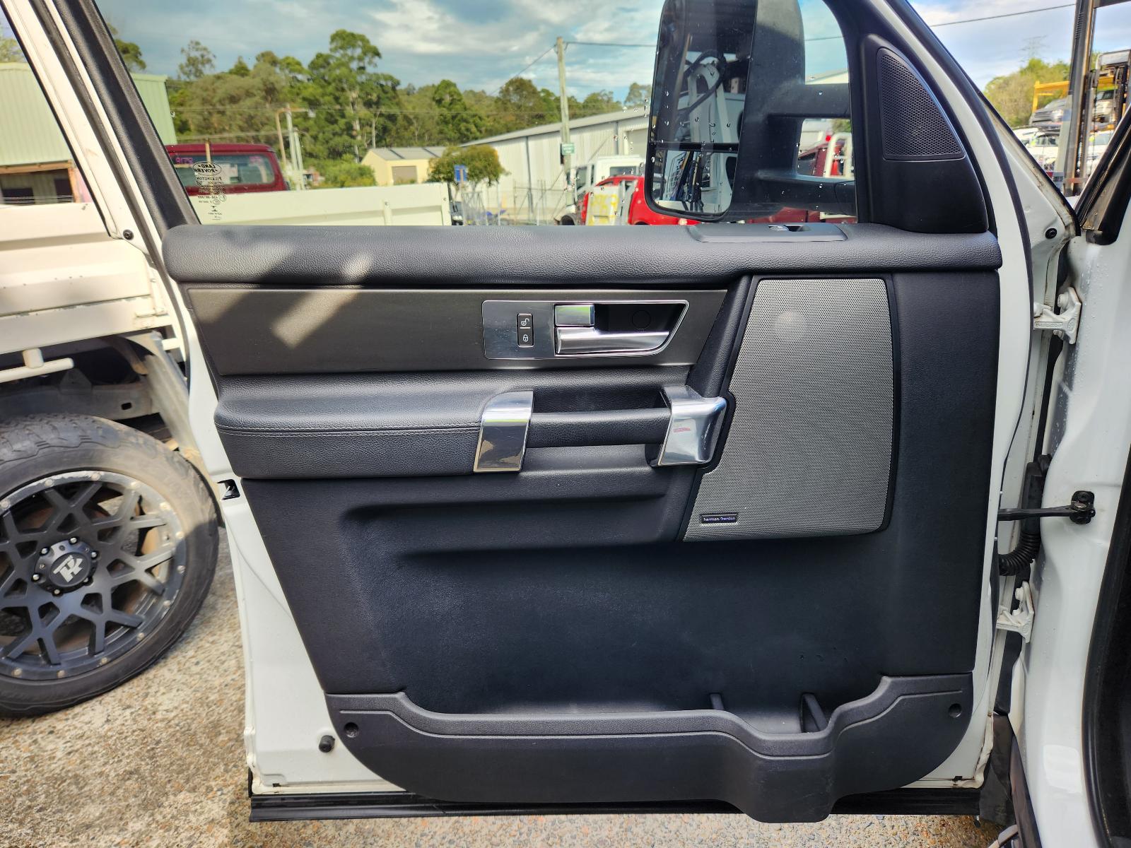 View Land Rover Discovery 2012  