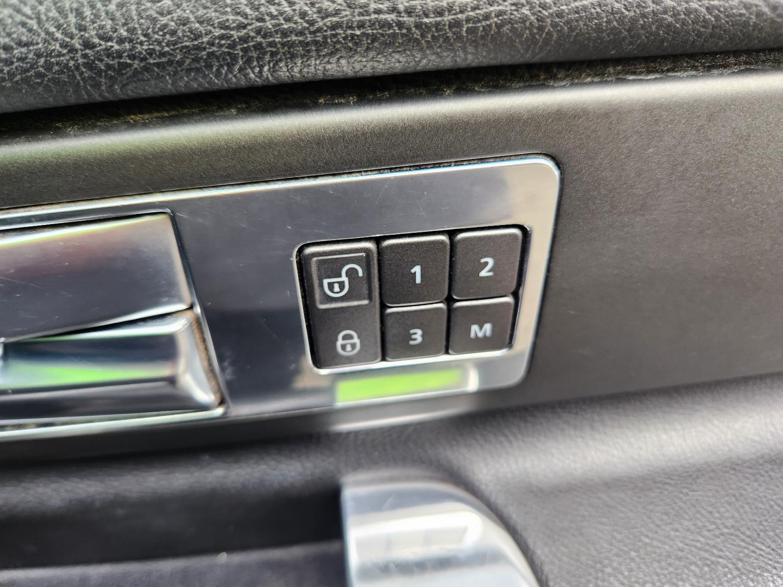 View Land Rover Discovery 2012  