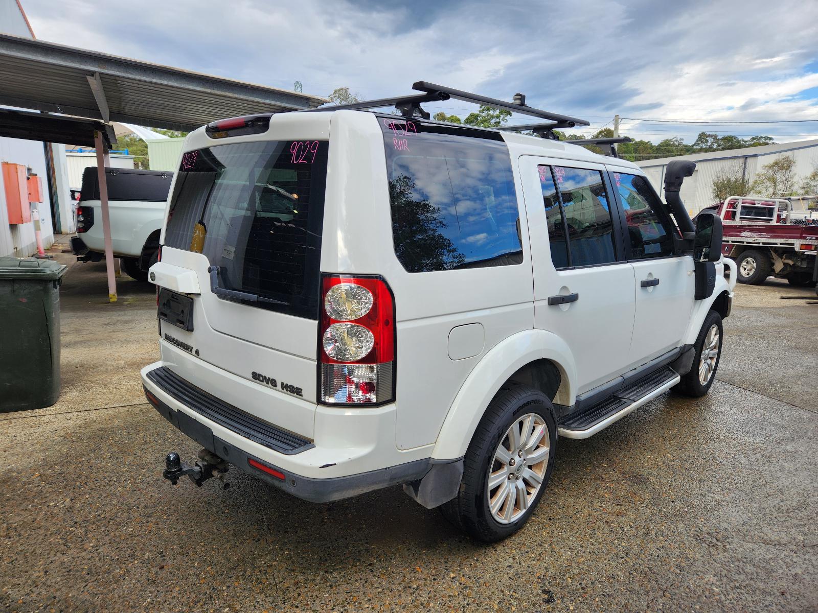 View Land Rover Discovery 2012  