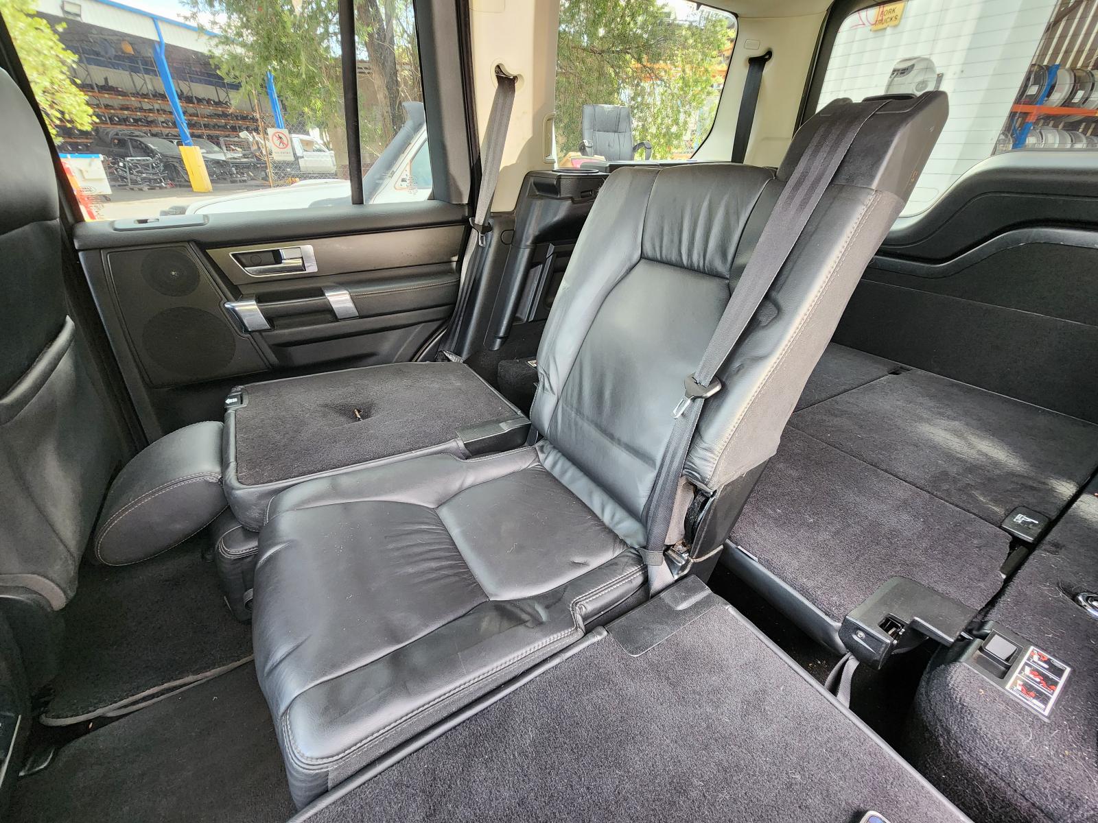 View Land Rover Discovery 2012  
