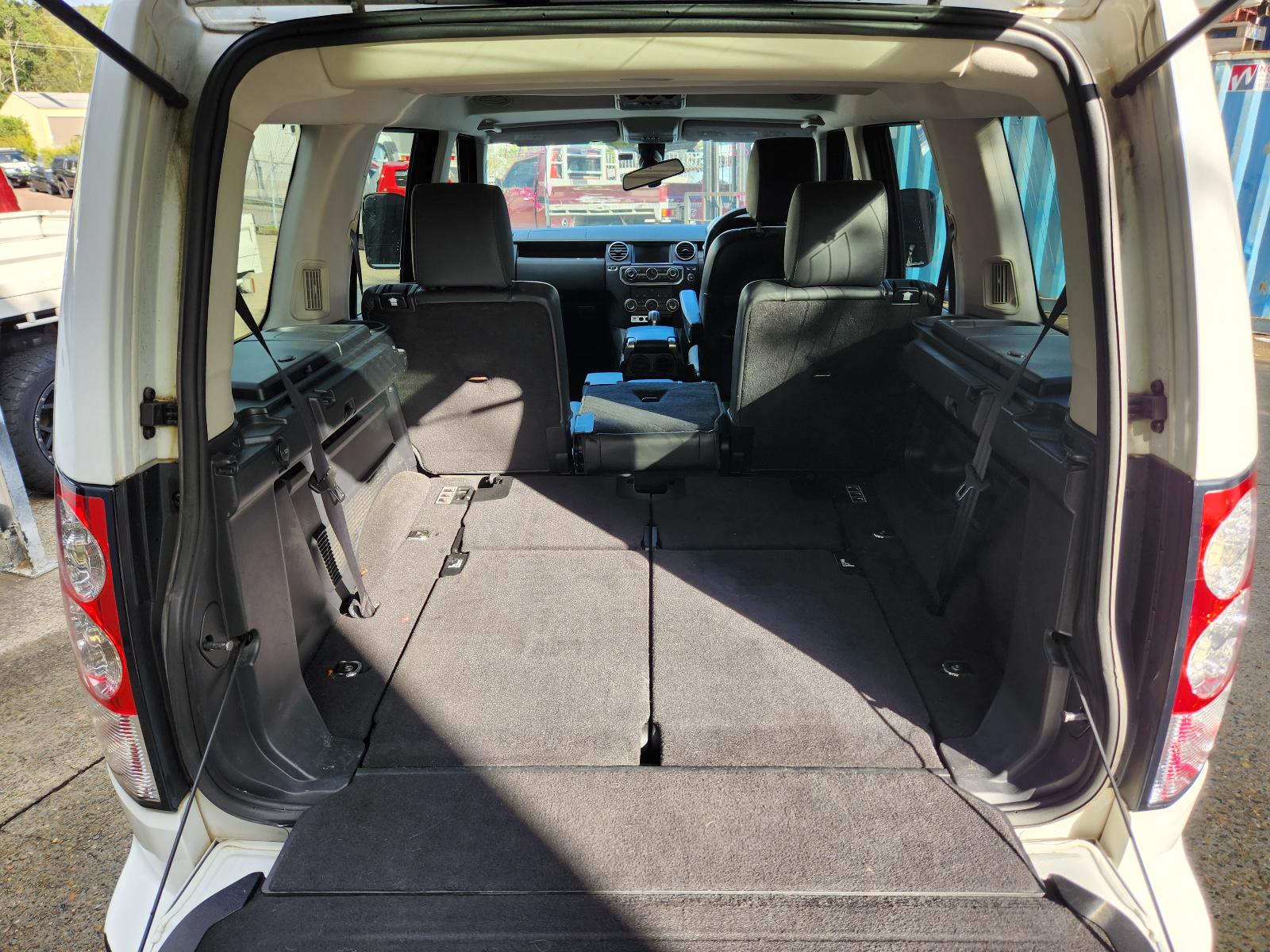 View Land Rover Discovery 2012  
