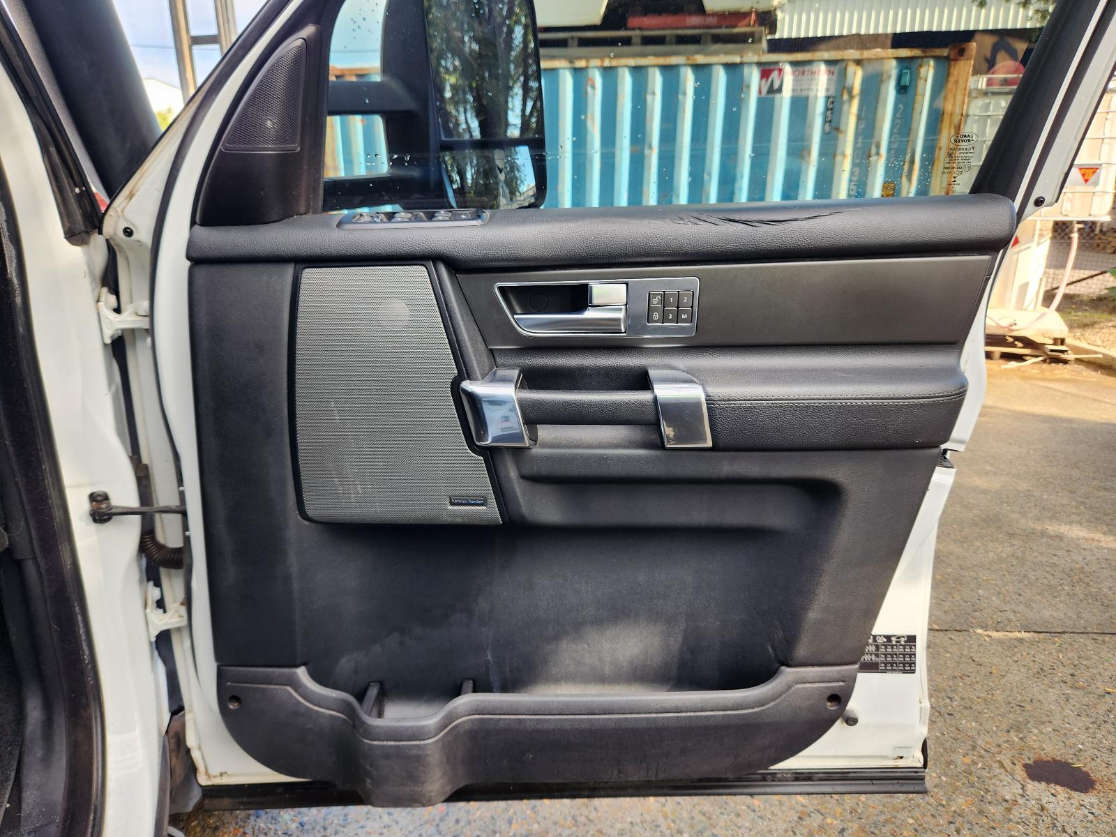 View Land Rover Discovery 2012  