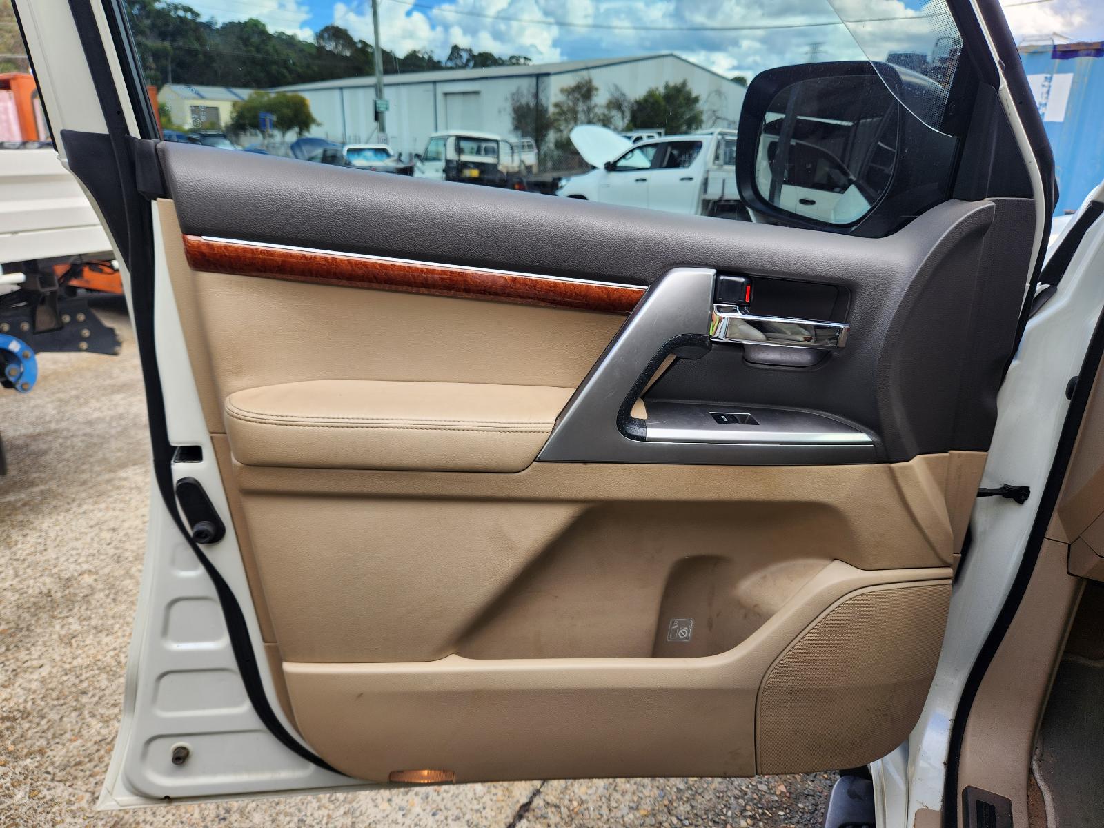 View Toyota Landcruiser 2014 4 Door Station Wagon