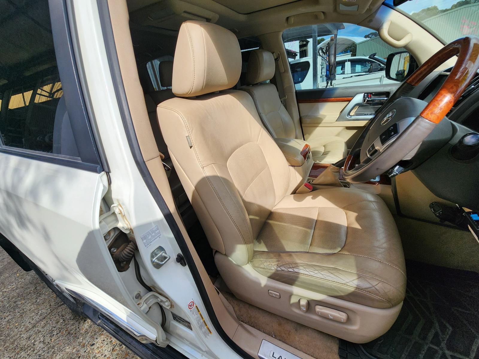 View Toyota Landcruiser 2014 4 Door Station Wagon