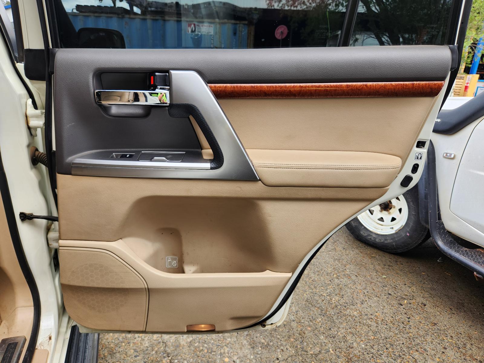 View Toyota Landcruiser 2014 4 Door Station Wagon