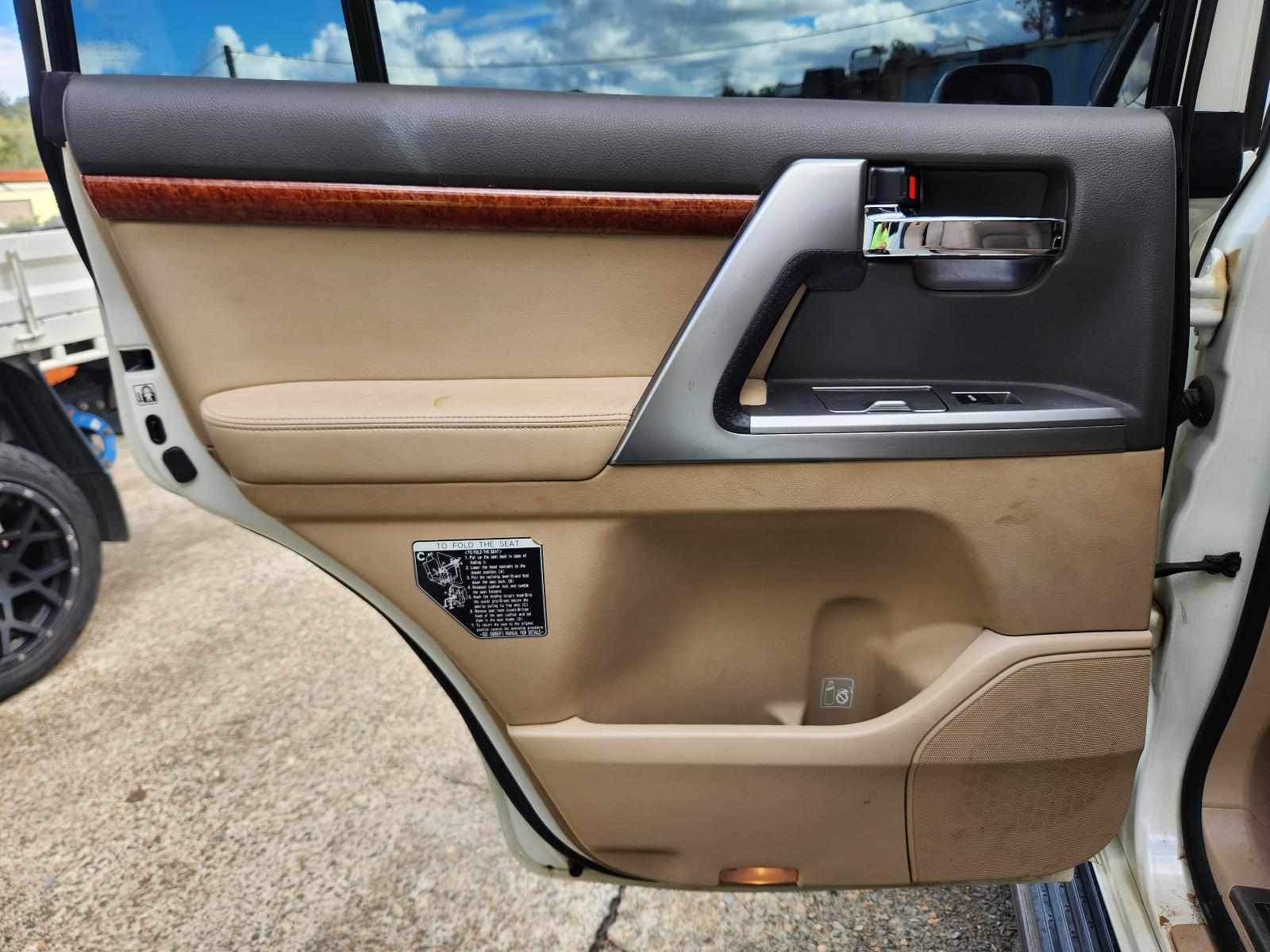 View Toyota Landcruiser 2014 4 Door Station Wagon