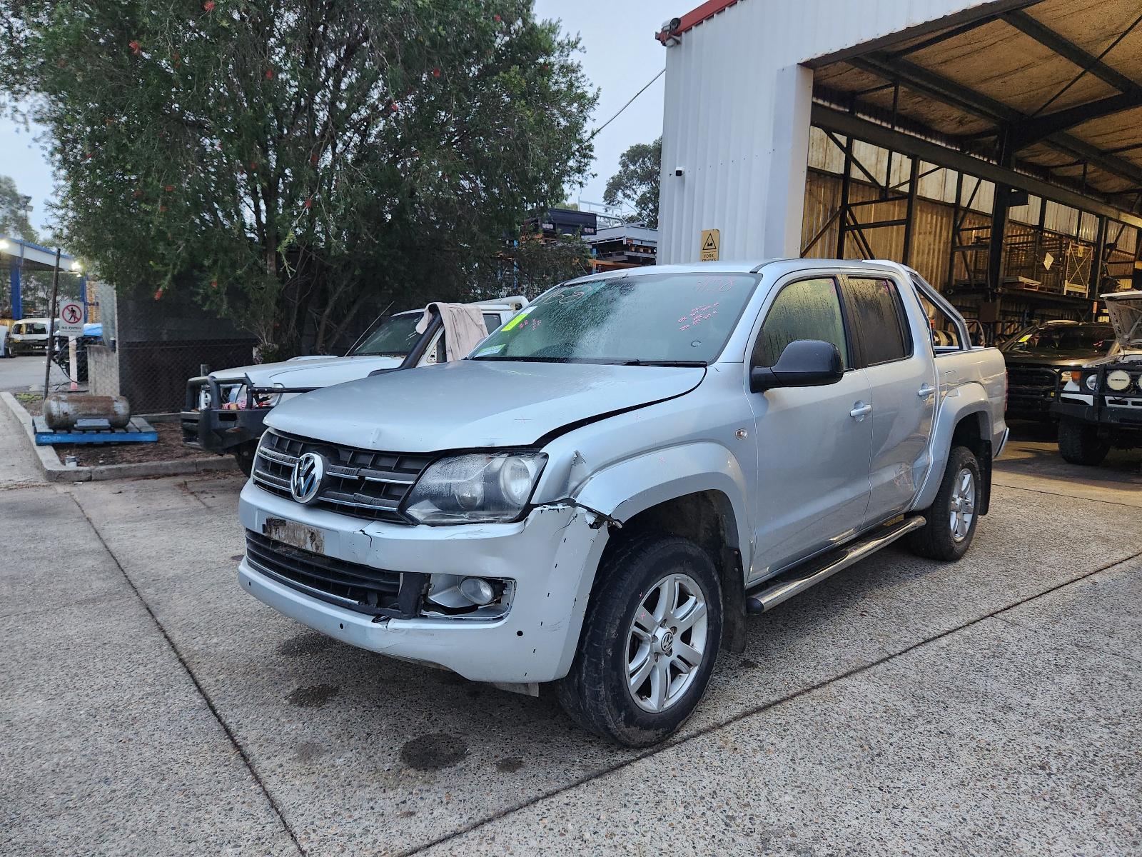 View Volkswagen Amarok 2014  