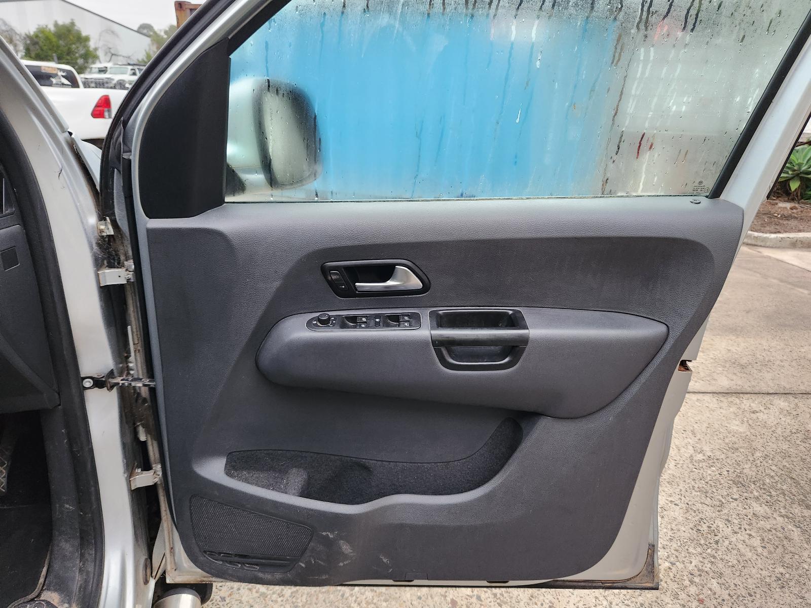 View Volkswagen Amarok 2014  