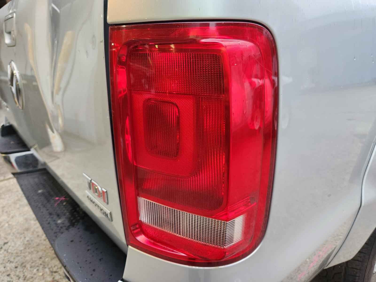 View Volkswagen Amarok 2014  